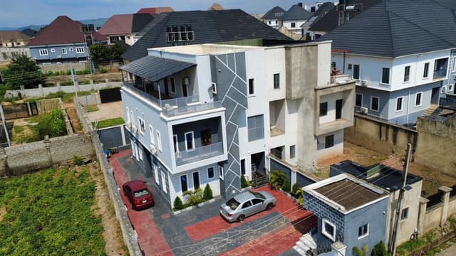 6 bedroom semi-detached 