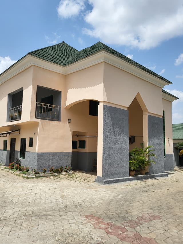1-4bedroom detached with 2nos of selfcontain bq